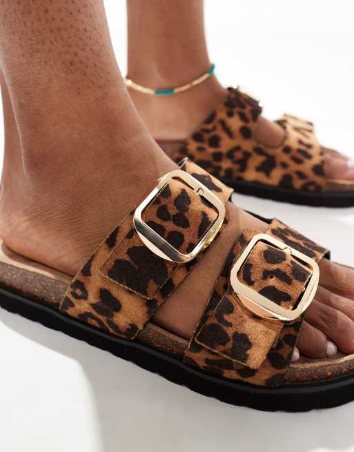 Sandalias con dos correas, estampado de leopardo y hebillas de New Look, 4 de 4