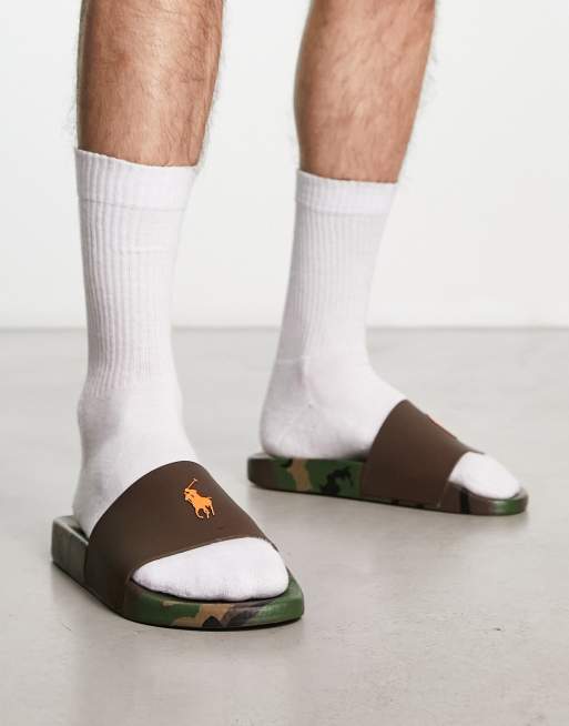 Sandalias con estampado de camuflaje y logo de caballo naranja neón de Polo Ralph Lauren