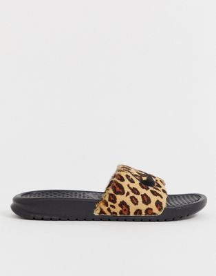 Sandalias con estampado de leopardo Benassi de Nike | ASOS