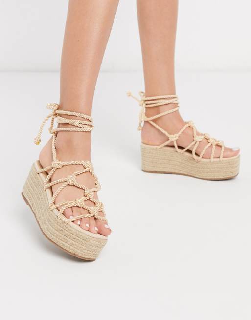 Sandalias con plataforma plana de esparto anudadas tobillo en beis de Truffle Collection | ASOS