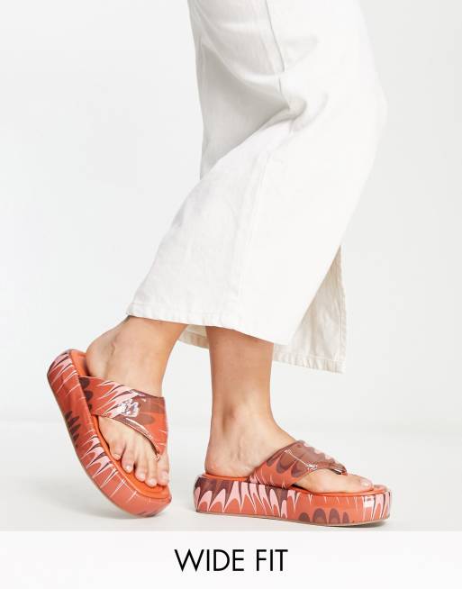 Sandalias con plataforma plana y estampado retro Francesca de ASOS DESIGN Wide Fit - MULTI