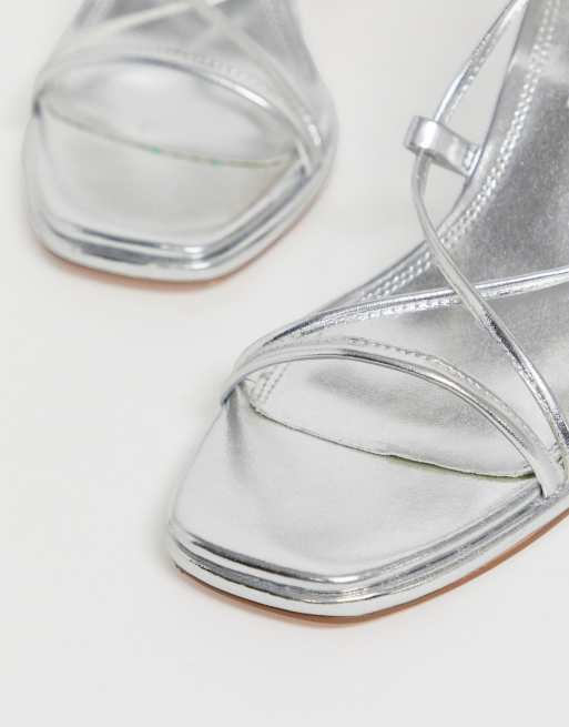 Sandalias con tacón cuadrado y tiras en plateado Host de ASOS DESIGN, 2 de 4