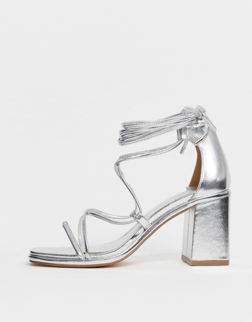 Sandalias con tacón cuadrado y tiras en plateado Host de ASOS DESIGN, 3 de 4