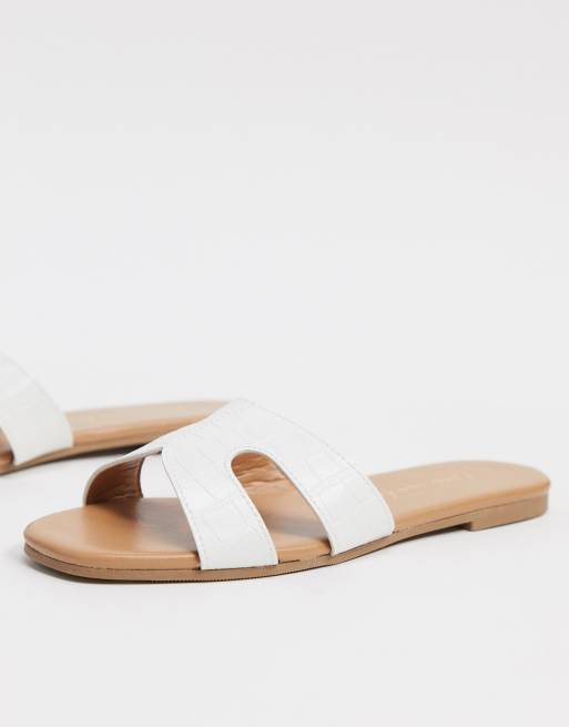 Sandalias con tira cruzada en blanco de New Look