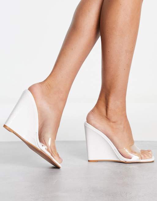 Sandalias de cuña blanco cocodrilo y transparentes de SIMMI London 