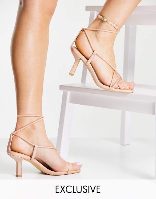 Sandalias de dedo beis con tacón medio y diseño asimétrico de Missguided