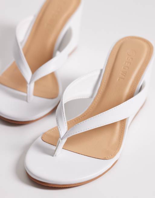 Sandalias de dedo blancas con cuña Ines de SEQWL, 2 de 4