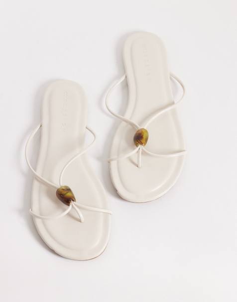 Sandalias de dedo blancas con tiras finas y cuentas color ámbar Fleur de ASOS DESIGN - view 1