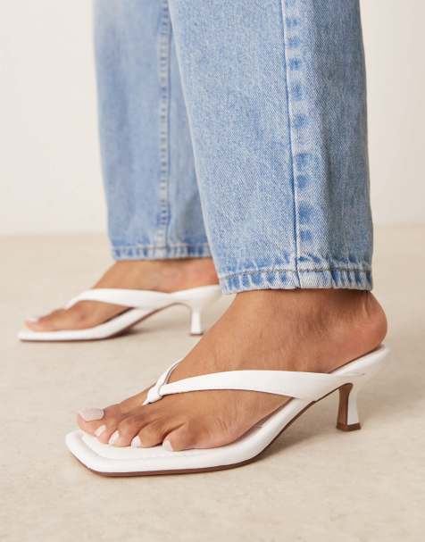 Sandalias de dedo blancas de tacón bajo Hawaii de ASOS DESIGN Wide Fit - view 1
