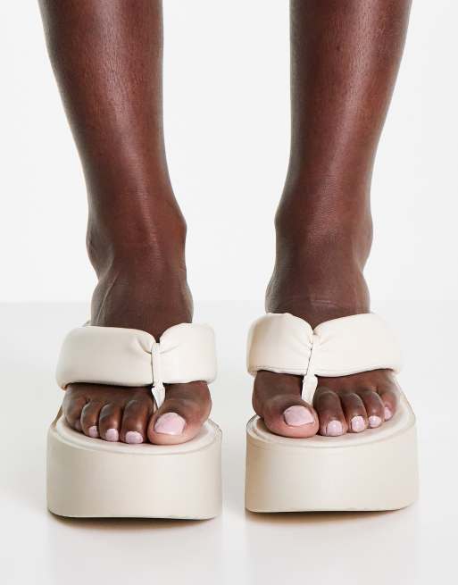 de dedo color hueso con tacón y plataforma plana de Truffle |