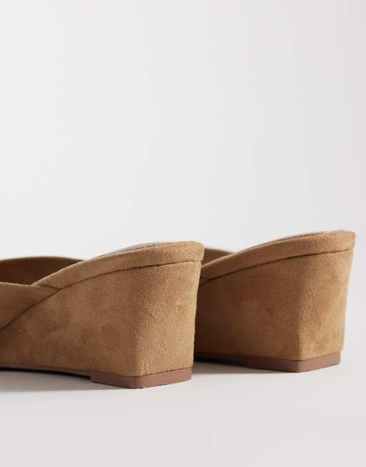 Sandalias de dedo color topo con cuña de antelina Harlow de ASOS DESIGN, 3 de 4