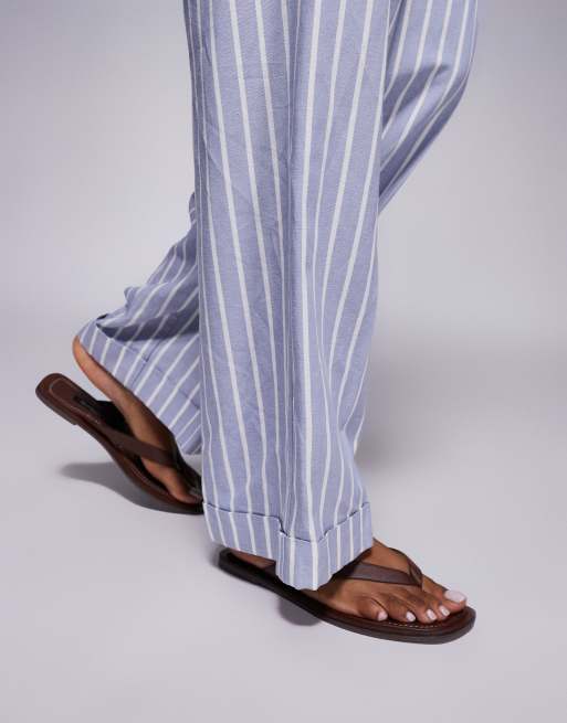 Sandalias de dedo color tostado planas de cuero de River Island