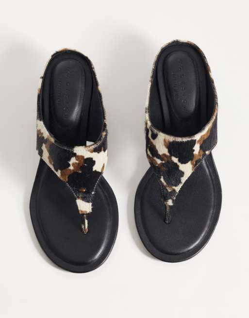 Sandalias de dedo con tacón y estampado de vaca de cuero con acabado de pelo premium Helix de ASOS DESIGN, 2 de 4