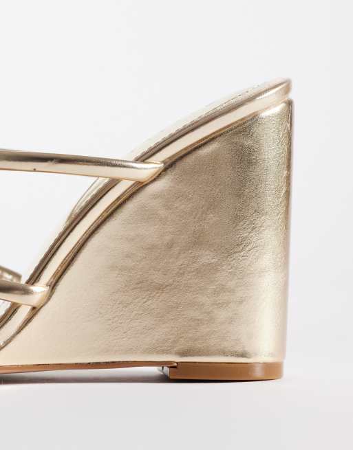 Sandalias de dedo doradas con cuña Tara de Simmi London, 3 de 4
