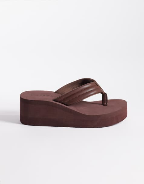 Sandalias de dedo marrón chocolate con cuña y plataforma plana de SEQWL Wide Fit - view 1