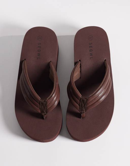 Sandalias de dedo marrón chocolate con cuña y plataforma plana de SEQWL Wide Fit, 2 de 4