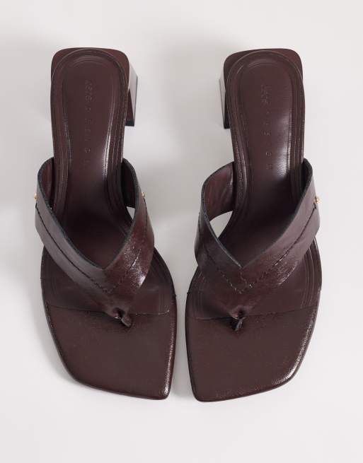 Sandalias de dedo marrón chocolate con tacón de bloque Honest de ASOS DESIGN, 2 de 4
