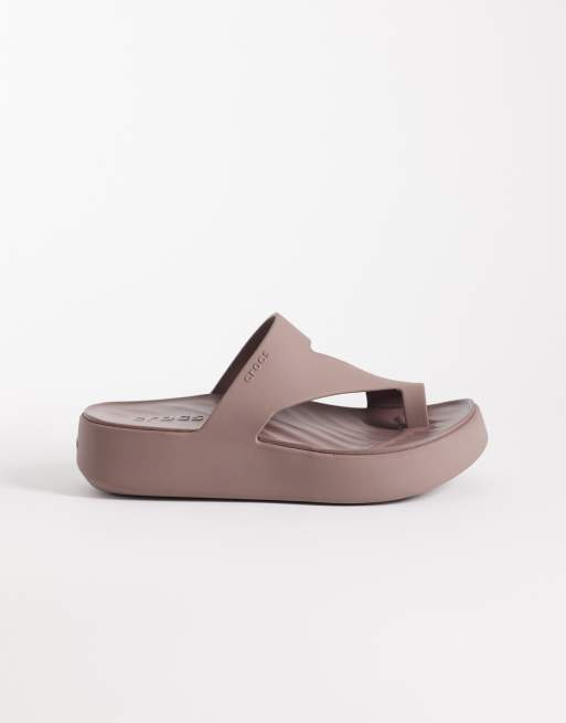 Sandalias de dedo marrón trufa con plataforma Getaway de Crocs, 2 de 4