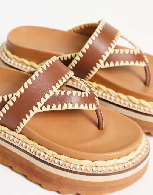 Sandalias de dedo marrones planas con plataforma de cuero Fiesta de ASOS DESIGN, 3 de 4