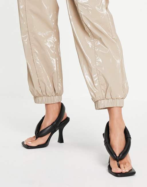 Sandalias de dedo negras con diseño acolchado Alina de Public Desire