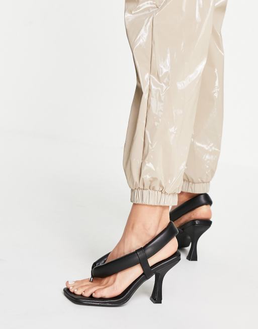Sandalias de dedo negras con diseño acolchado Alina de Public Desire, 3 de 4