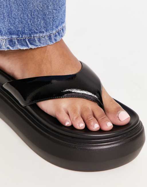 Sandalias de dedo negras con plataforma plana Fiesty de ASOS DESIGN, 3 de 4