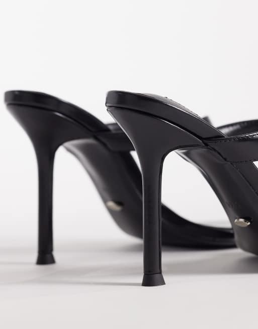 Sandalias de dedo negras de tacón de charol Dynasty de Tony Bianco, 4 de 4