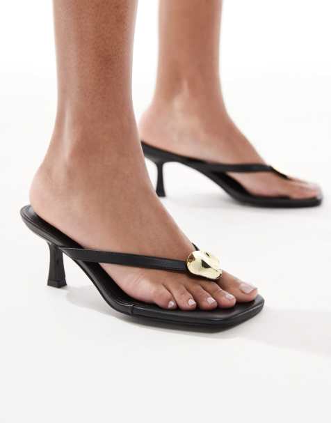 Sandalias de dedo negras de tacón medio con adornos dorados de cuero sintético de 4th & Reckless - view 1