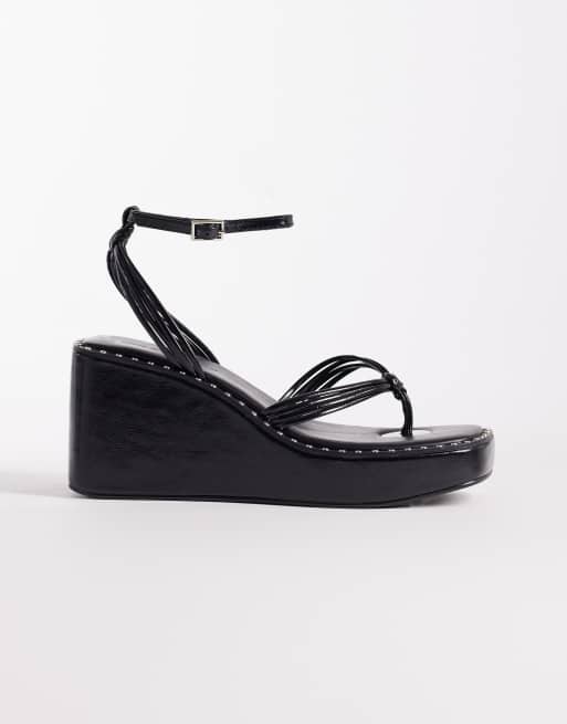 Sandalias de dedo negras minimalistas con cuña Thalia de ASOS DESIGN