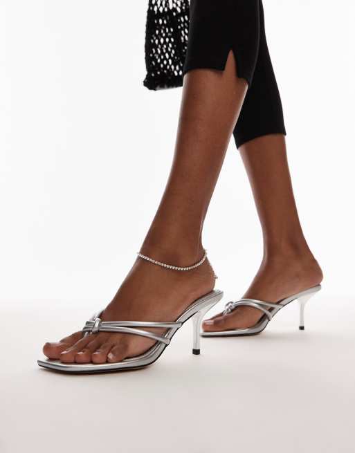 Sandalias de dedo plateadas de tacón con detalle de nudo Femi de Topshop