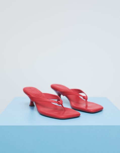Sandalias de dedo rojas de tacón bajo Havana de ASOS DESIGN - view 1