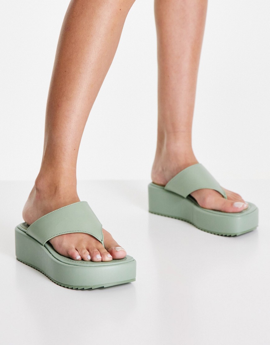 sandalias de dedo verdes con plataforma plana de cuero tamari de asos design