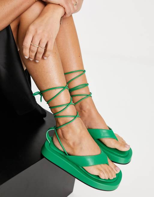 Sandalias de dedo verdes con tiras al tobillo de NA-KD