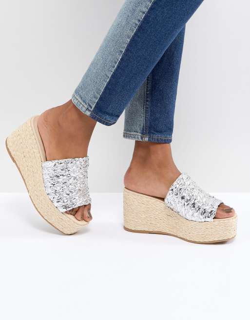 Sandalias de esparto tipo mule con plataforma plana en plateado Taike de SixtySeven