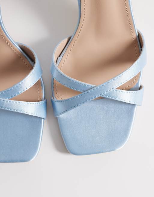 Sandalias de novia azules de tacón de bloque de satén Eshma de Be Mine, 2 de 4