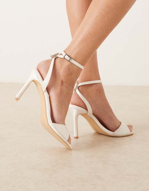 Sandalias de novia blanco marfil con diseño minimalista de satén Eshana de Be Mine Wide Fit