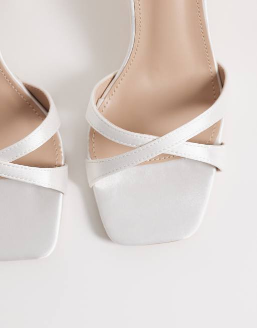 Sandalias de novia blanco marfil de tacón de bloque de satén Eshma de Be Mine, 2 de 4