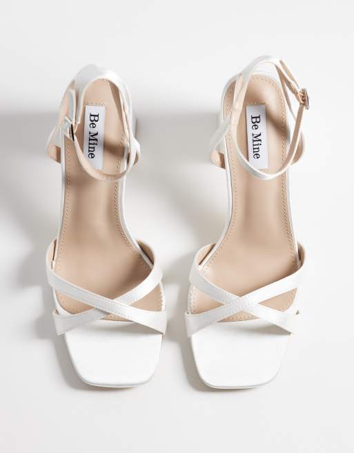 Sandalias de novia blanco marfil de tacón de bloque de satén Eshma de Be Mine, 2 de 4