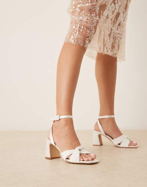 Sandalias de novia blanco marfil plisadas de tacón de bloque de satén Divaa de Be Mine, 4 de 4