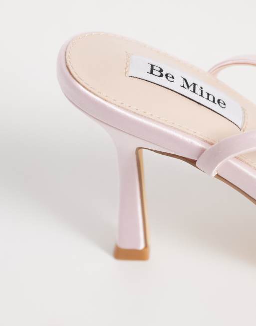 Sandalias de novia rosas de tacón de satén con perlas Camden de Be Mine, 3 de 4