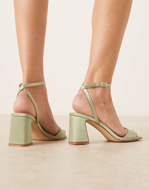 Sandalias de novia verde salvia de tacón de bloque de satén Cora de Be Mine, 3 de 4