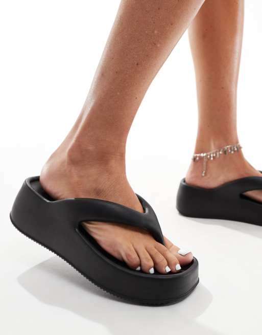 Sandalias de piscina negras con tira de dedo y suela de cuña de Truffle Collection