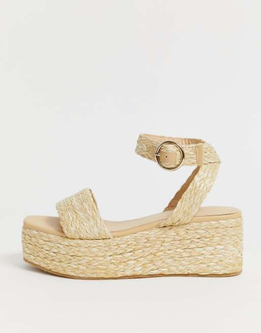 Sandalias de plataforma plana de ca a tejida en color natural de Pimkie