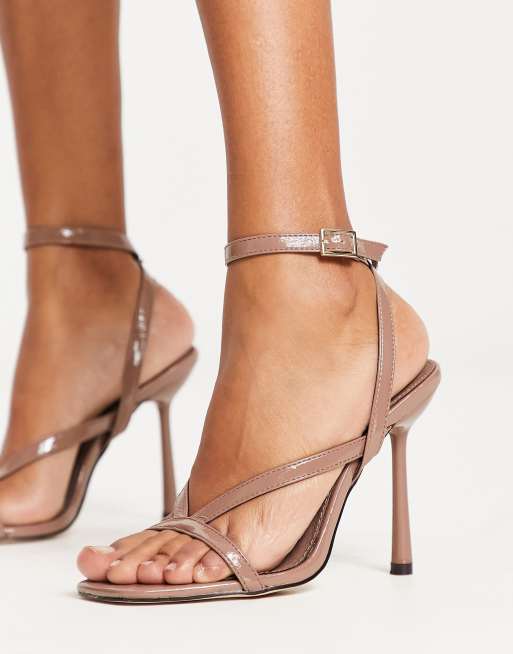 Sandalias tacón color topo ultrabrillante con diseño de Sophine de schuh | ASOS