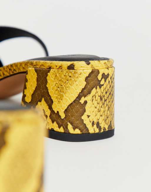 Sandalias de tacón con diseño de serpiente en amarillo y corte