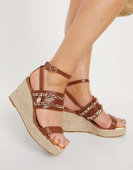 Sandalias de tacón marrones con cuña estilo alpargata y detalle de cadena de River Island