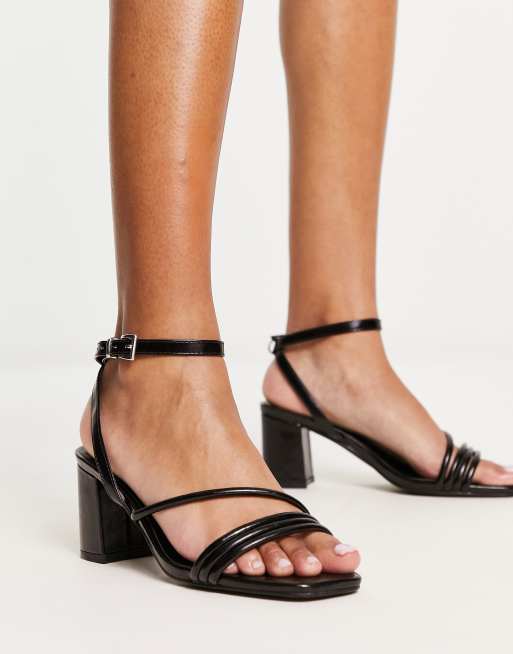 Sandalias de tacón negras destalonadas de Simply Be Wide Fit, 3 de 4