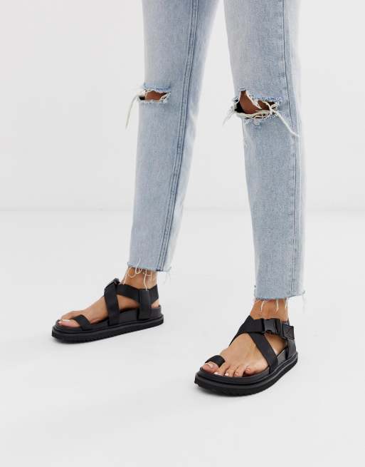 Sandalias deportivas con tira en el dedo en negro Freestyle de ASOS DESIGN