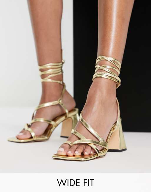 Sandalias doradas con diseño anudado a la pierna de tacón de bloque Nadia de Topshop Wide Fit