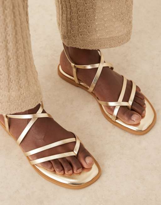 Sandalias doradas con diseño de tiras Fierce de ASOS DESIGN, 2 de 4